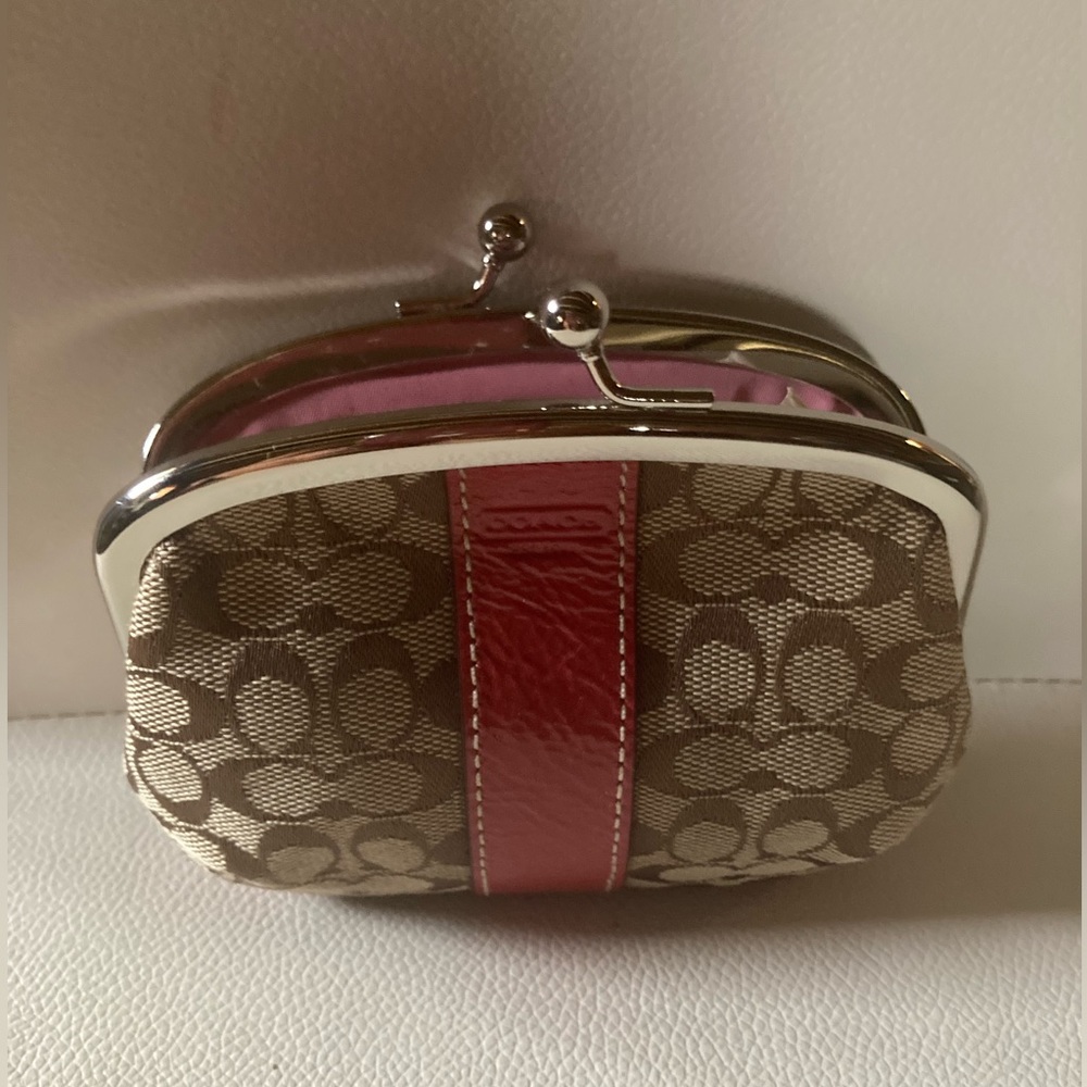 👛NWT Coach purse with pink trim.